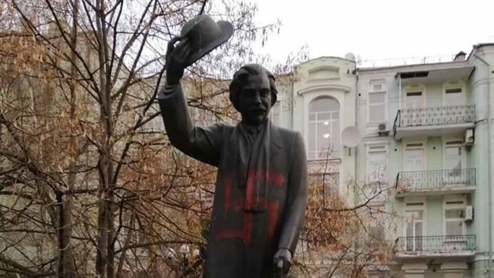 Статую Шолом-Алейхема розмалювали червоною фарбою і зобразили свастику в нього на грудях