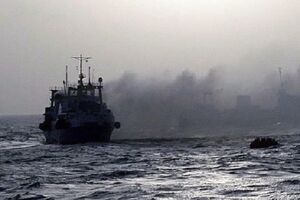 На борту траулера во время пожара находилось 90 человек