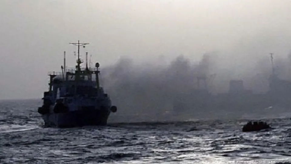 На борту траулера під час пожежі перебувало 90 осіб