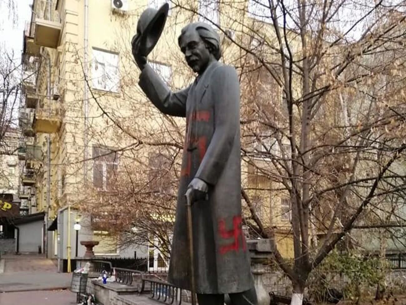 Вандалы разрисовали свастикой&nbsp;памятник Шолом-Алейхему