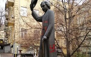 Вандали розмалювали свастикою пам'ятник Шолом-Алейхему