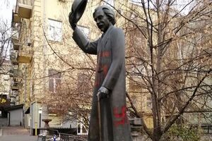 Вандалы разрисовали свастикой памятник Шолом-Алейхему