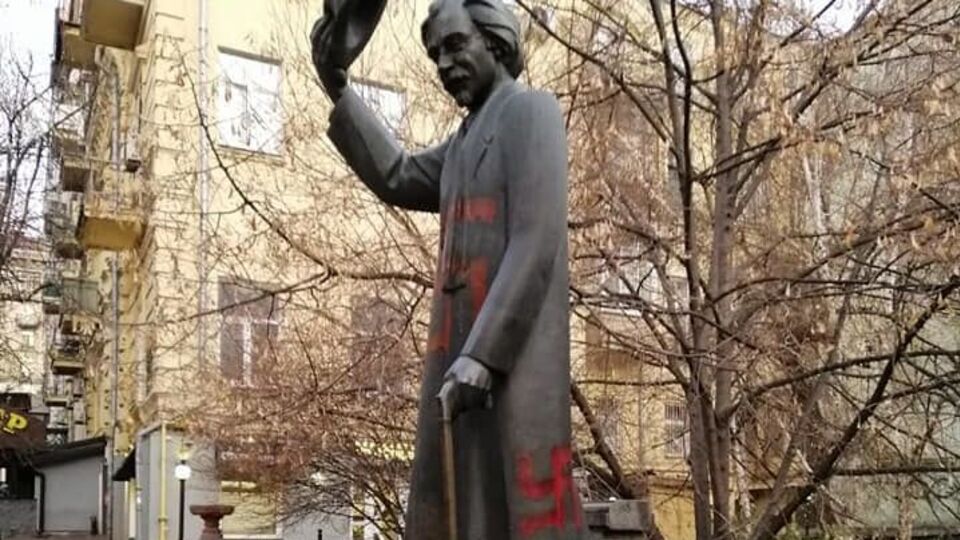 Вандалы разрисовали свастикой памятник Шолом-Алейхему