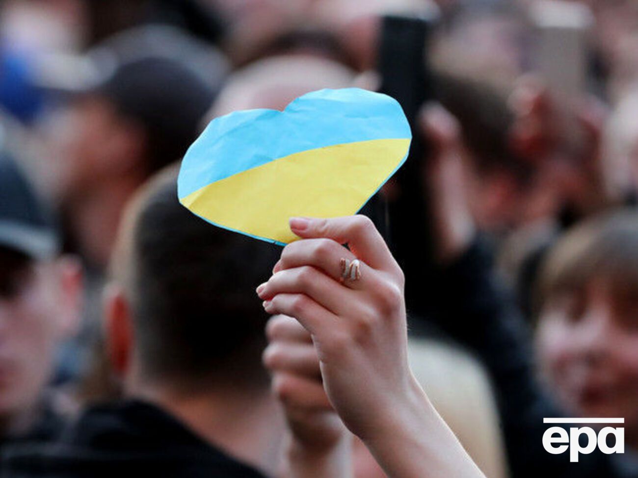 35,9% респондентів вважають, що справи просуваються у правильному напрямі