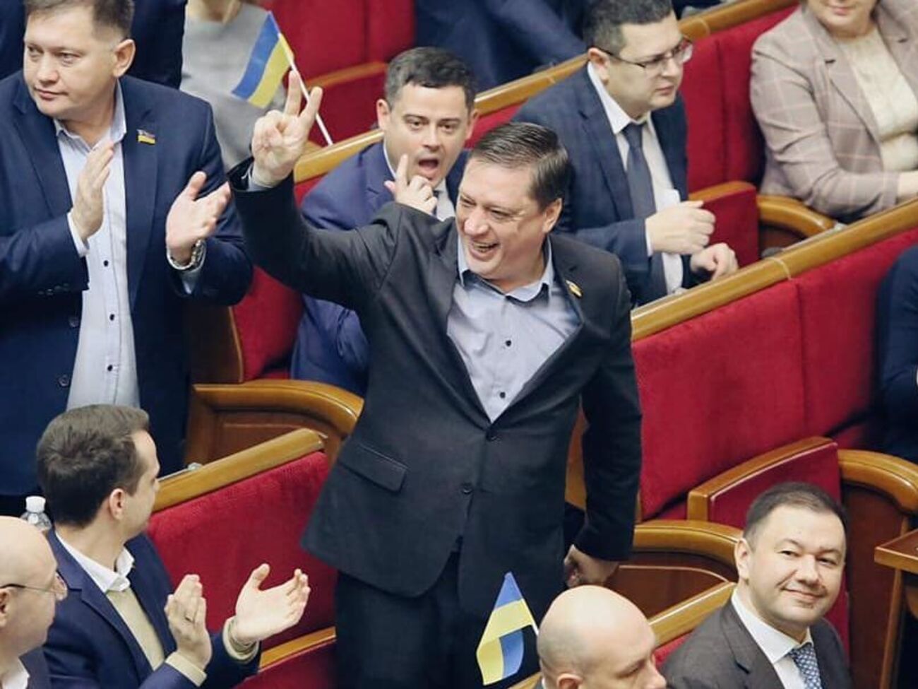 По информации СМИ, в 1990-х годах нардеп от “Слуги народа” Роман Иванисов (в центре) был осужден за изнасилование