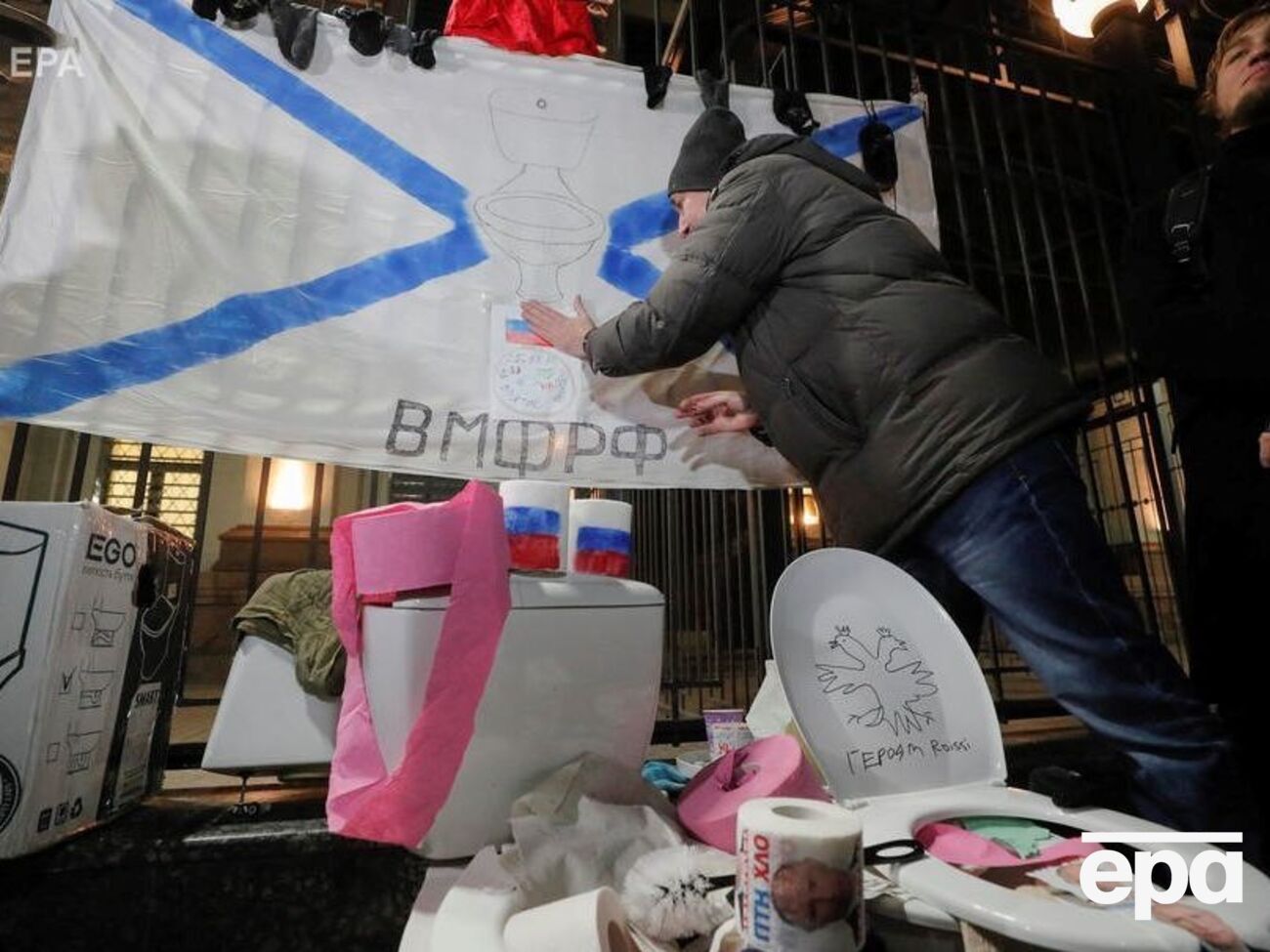 В Киеве под посольство РФ принесли унитазы и нижнее белье. Фоторепортаж