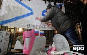 В Киеве под посольство РФ принесли унитазы и нижнее белье. Фоторепортаж