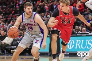 Михайлюк (ліворуч) набрав 12 очок у грі за "Детройт"