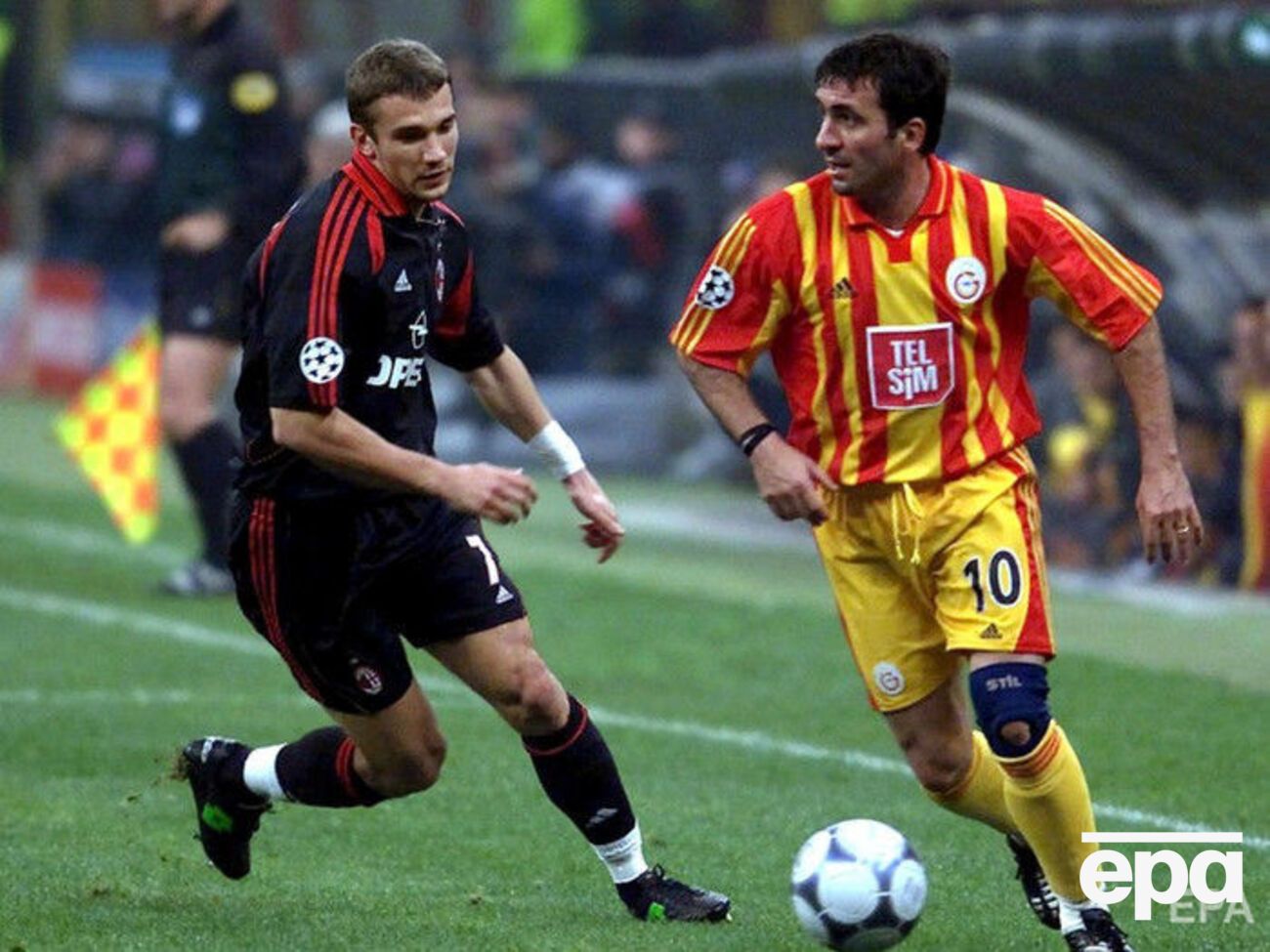Шевченко (слева) перешел в "Милан" в 1999 году