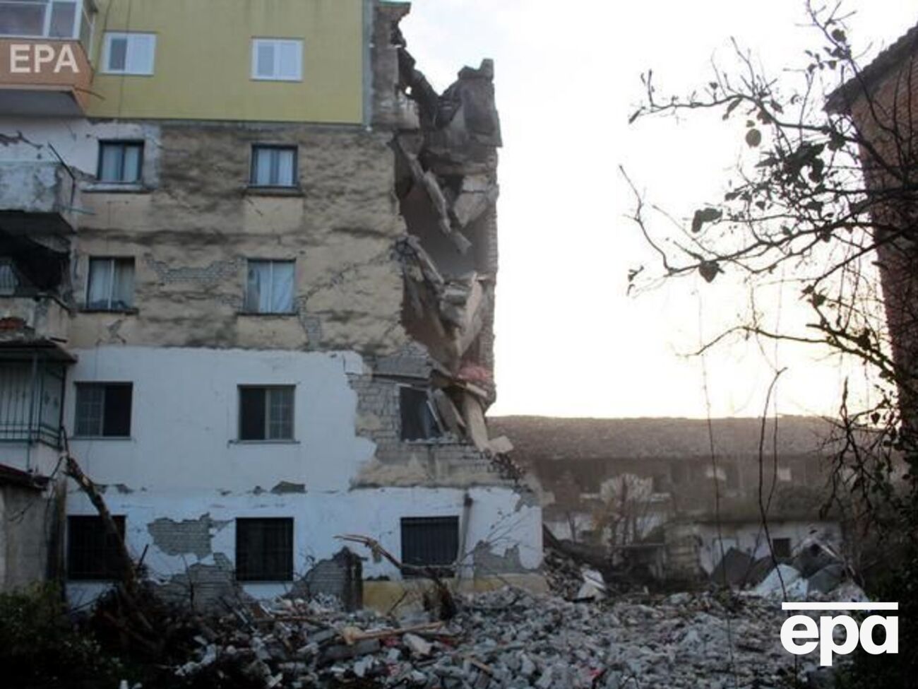 Число жертв землетрясения в Албании возросло до девяти, сотни людей пострадали. Фоторепортаж