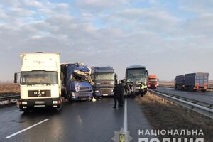 Зіткнулися п'ять легкових авто і п'ять вантажівок