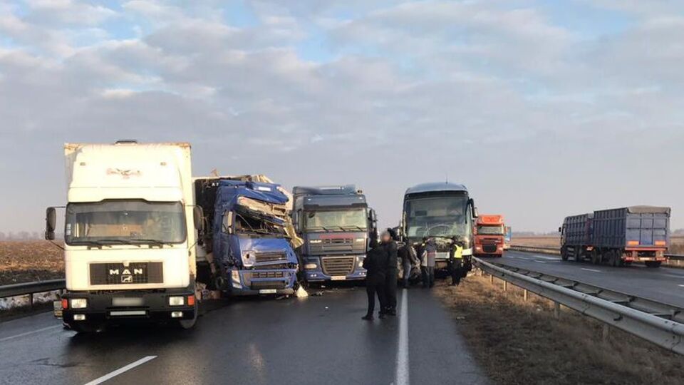 Зіткнулися п'ять легкових авто і п'ять вантажівок