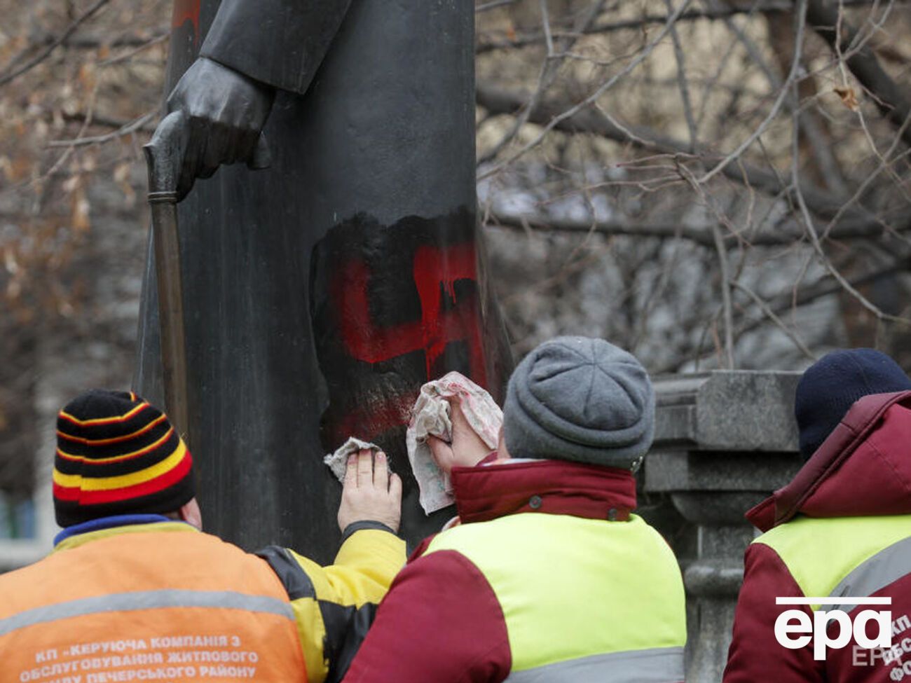 Пам'ятник очистили від нацистських знаків