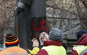 Пам'ятник очистили від нацистських знаків