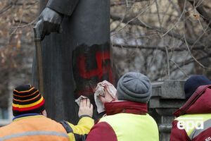 Пам'ятник очистили від нацистських знаків