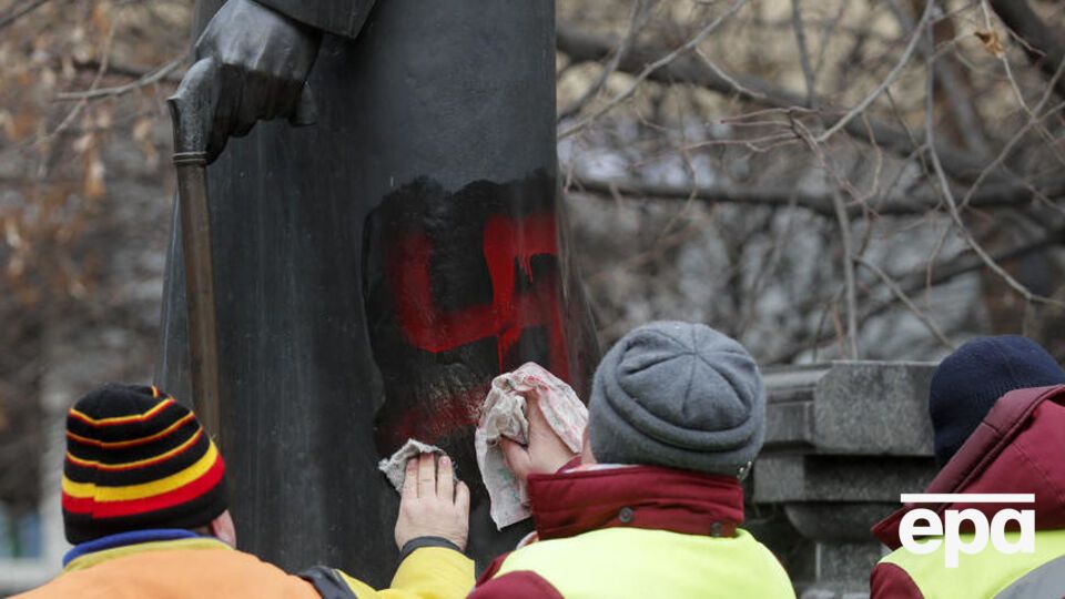 Пам'ятник очистили від нацистських знаків