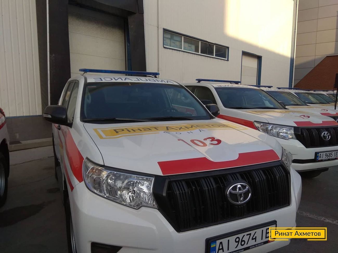 Уже 170 із 200 автомобілів швидкої допомоги від Фонду Ріната Ахметова рятують життя українців у всій країні