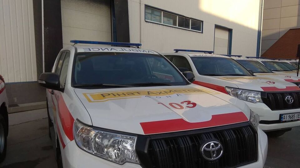 Уже 170 із 200 автомобілів швидкої допомоги від Фонду Ріната Ахметова рятують життя українців у всій країні