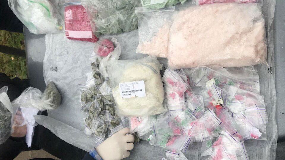 Правоохранители провели около 100 обысков