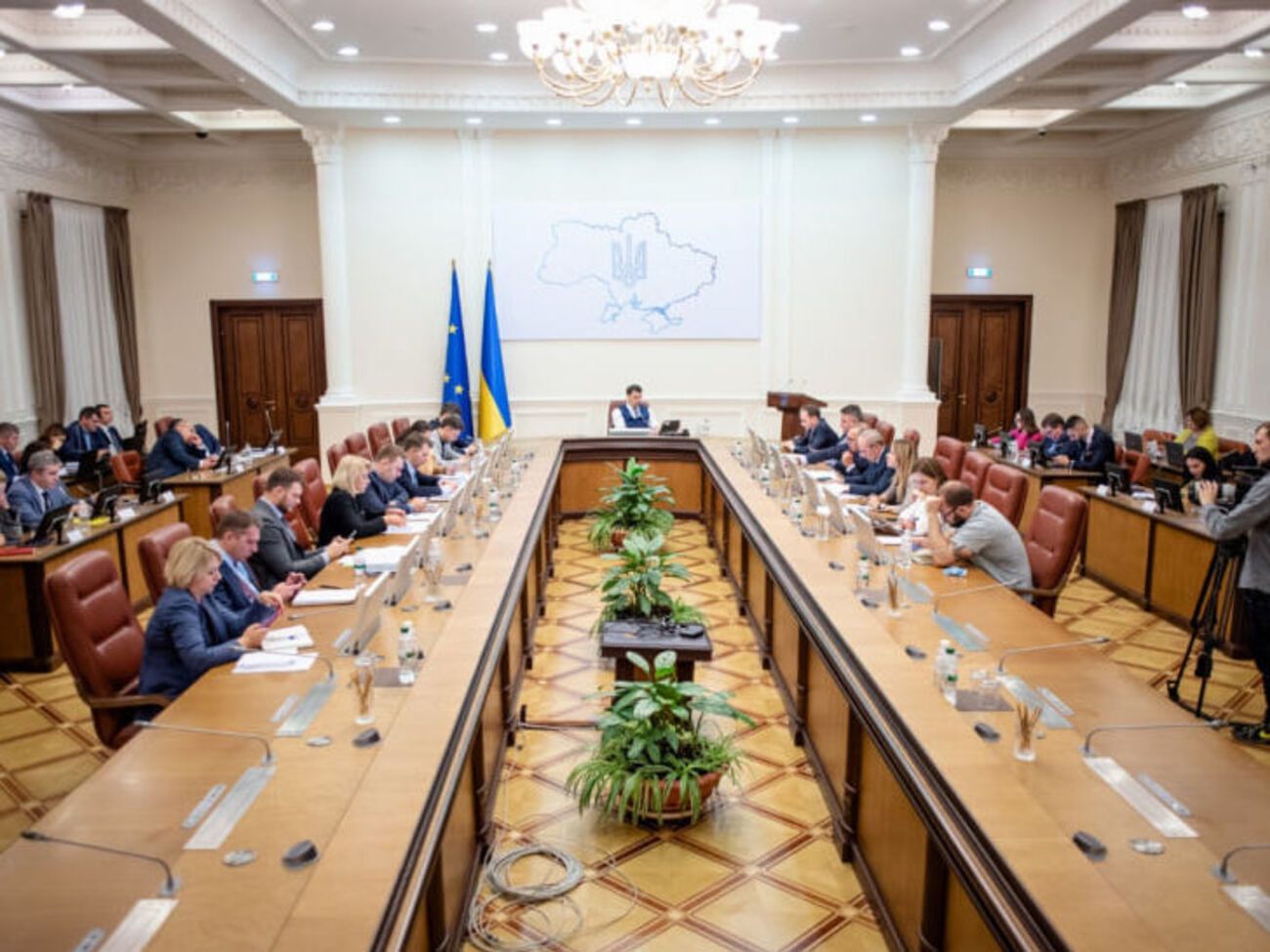 В Кабмине объяснили задержку зарплат "неэффективным распределением государственных субвенций местными властями"