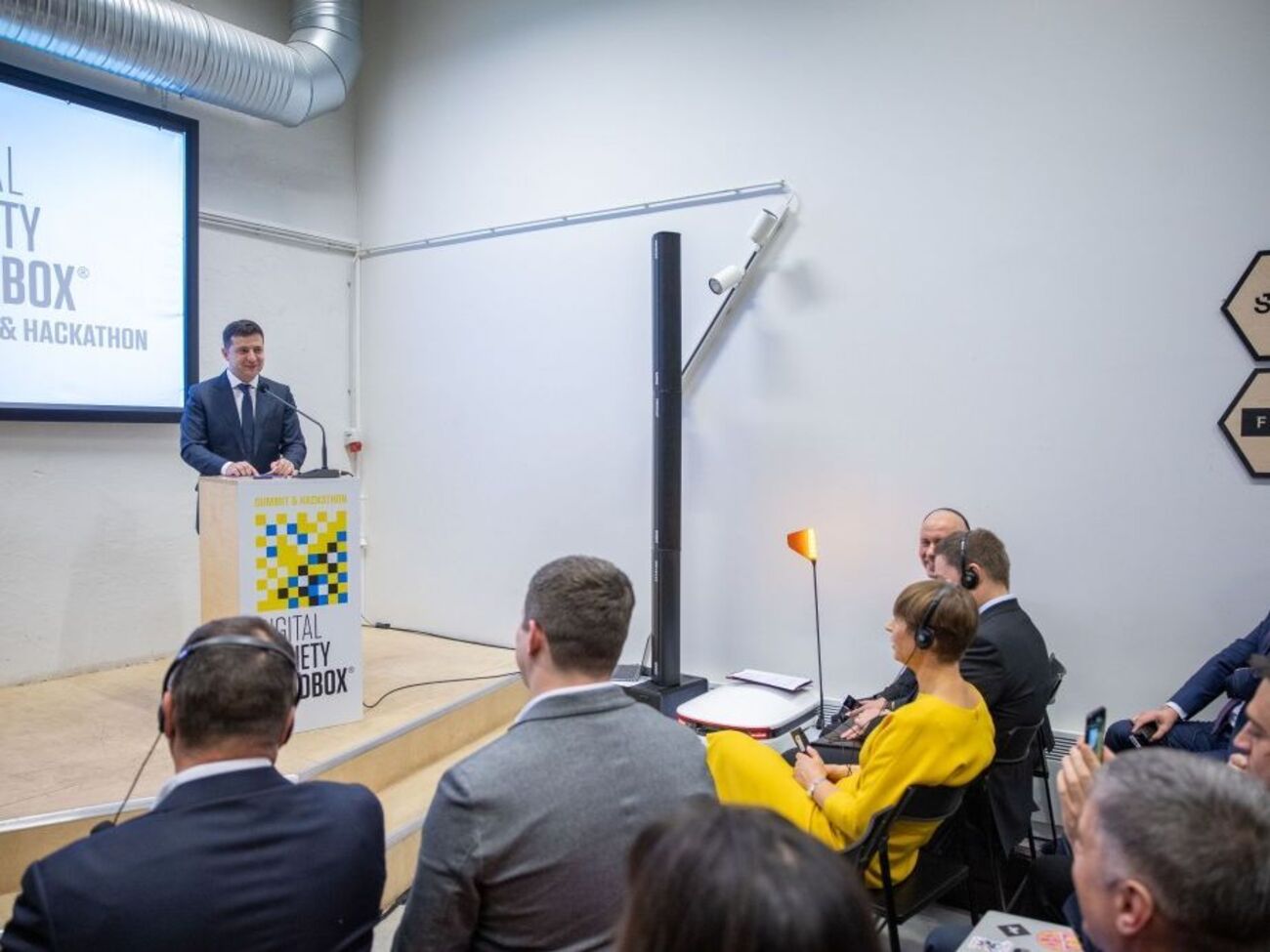 Зеленский: Мы&nbsp;понемногу боремся с коррупционерами, очень серьезно