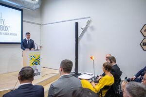 Зеленський: Ми потрішечки боремося з корупціонерами, дуже серйозно