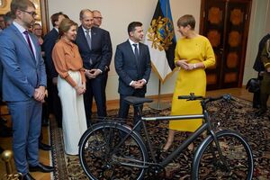 Президентка Естонії Кальюлайд подарувала Зеленському електровелосипед