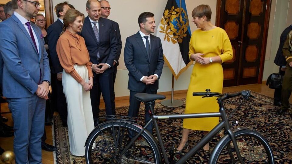 Президент Эстонии Кальюлайд подарила Зеленскому электровелосипед