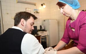Гончарук сделал прививку от дифтерии и призвал всех украинцев вовремя вакцинироваться