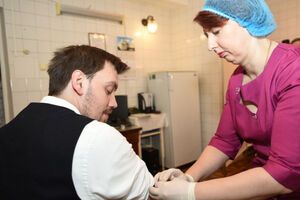 Гончарук зробив щеплення від дифтерії і закликав усіх українців вчасно вакцинуватися