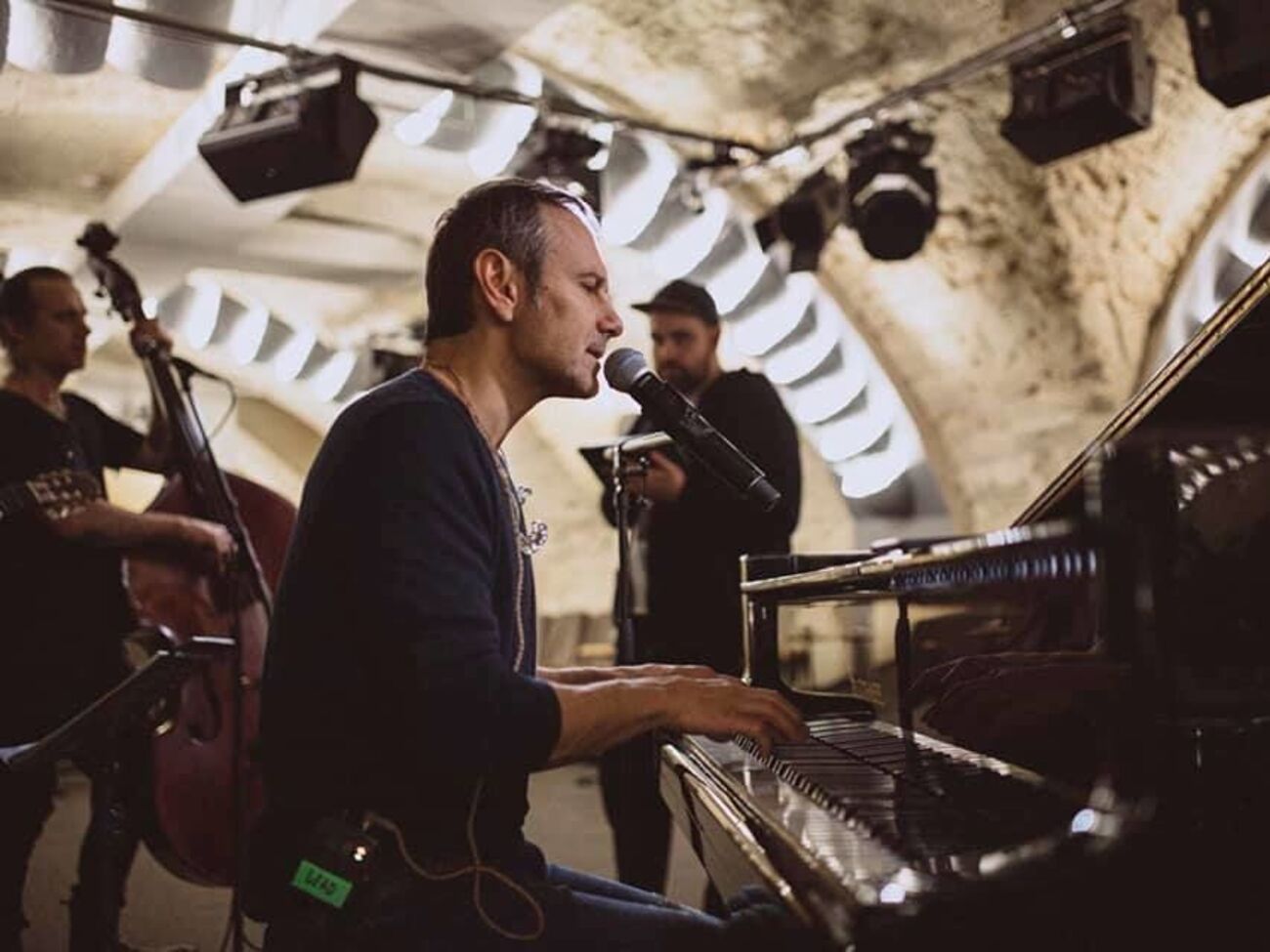 Пісню "Веселі, брате, часи настали..." написав Святослав Вакарчук (на фото в центрі)