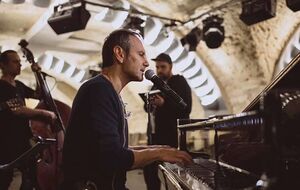 Пісню "Веселі, брате, часи настали..." написав Святослав Вакарчук (на фото в центрі)