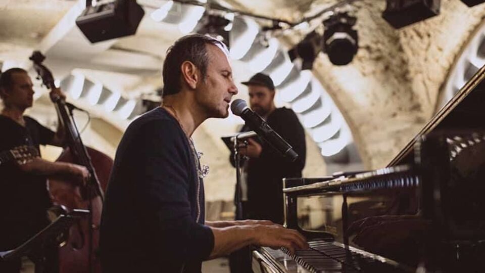 Пісню "Веселі, брате, часи настали..." написав Святослав Вакарчук (на фото в центрі)