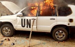 Протестующие подожгли здания и автомобили миссии ООН