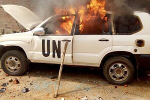 Протестующие подожгли здания и автомобили миссии ООН