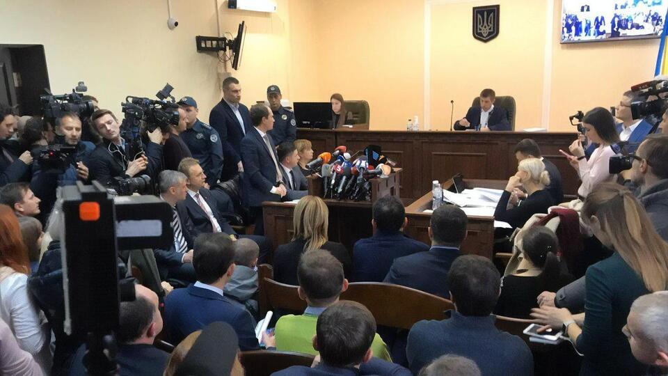Бывшие и действующие нардепы хотят взять Садового на поруки