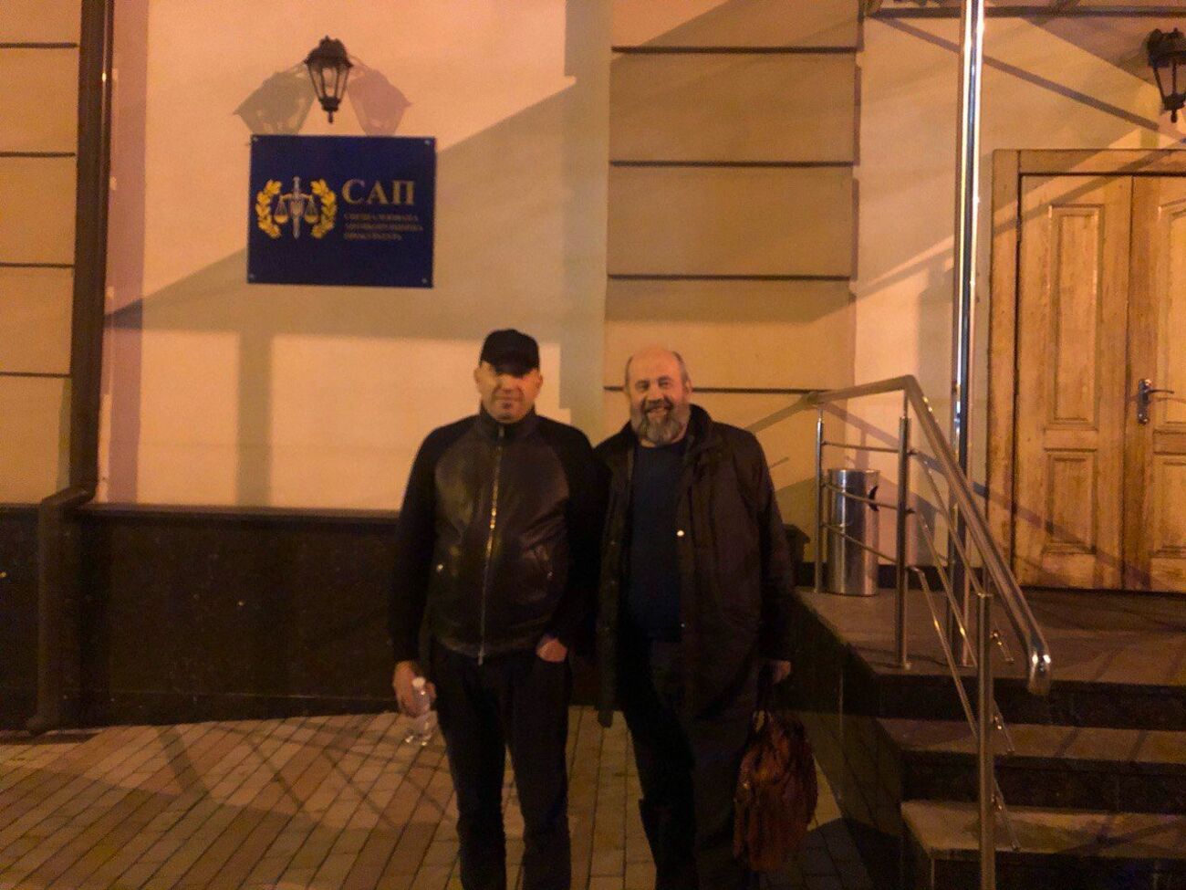 Сотрудники НАБУ задержали Альперина (cлева) на входе в Специализированную антикоррупционную прокуратуру