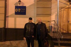 Сотрудники НАБУ задержали Альперина (cлева) на входе в Специализированную антикоррупционную прокуратуру