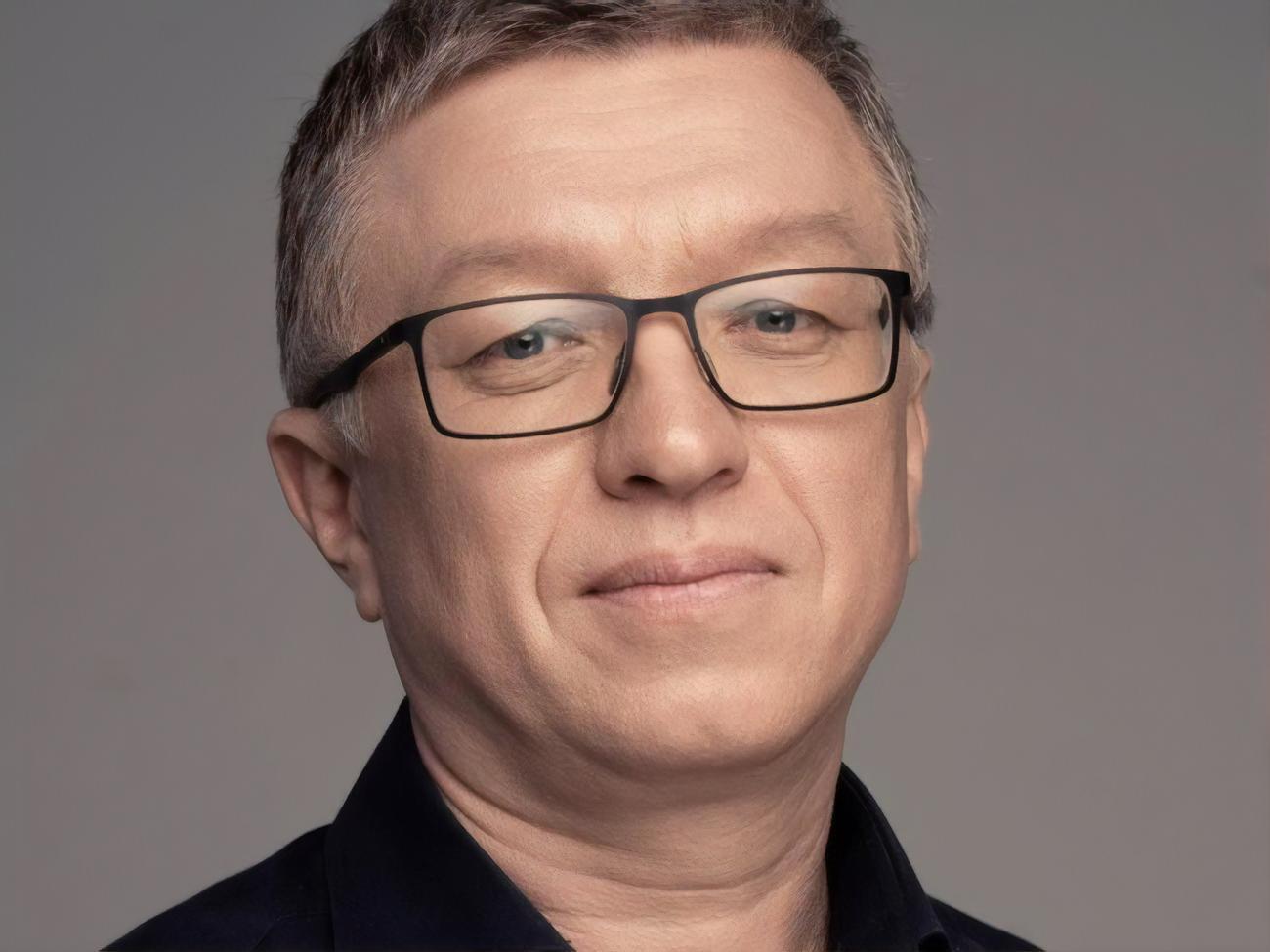 Козак: Выгоден ли нам низкий курс доллара? Для рядовых граждан вроде бы как выгоден. Но для экономики это минус