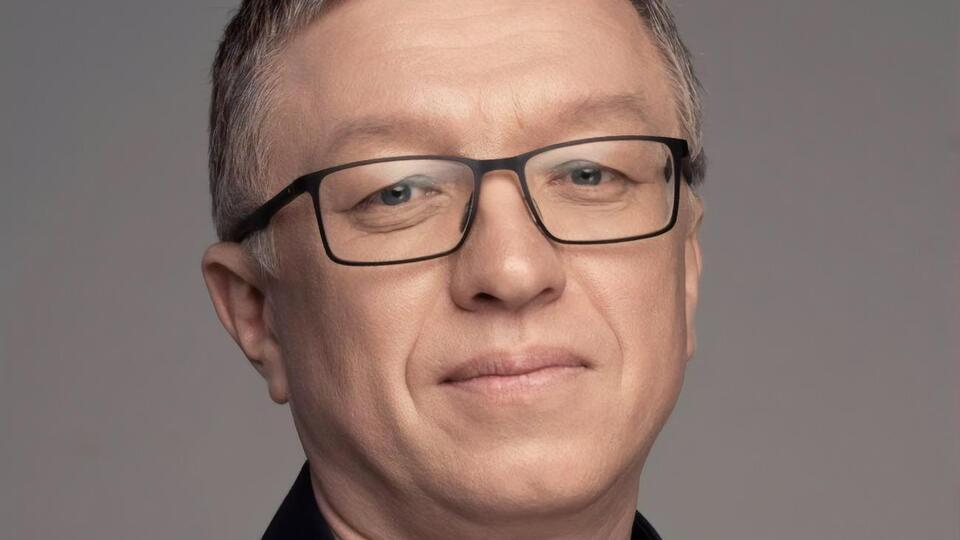 Козак: Выгоден ли нам низкий курс доллара? Для рядовых граждан вроде бы как выгоден. Но для экономики это минус