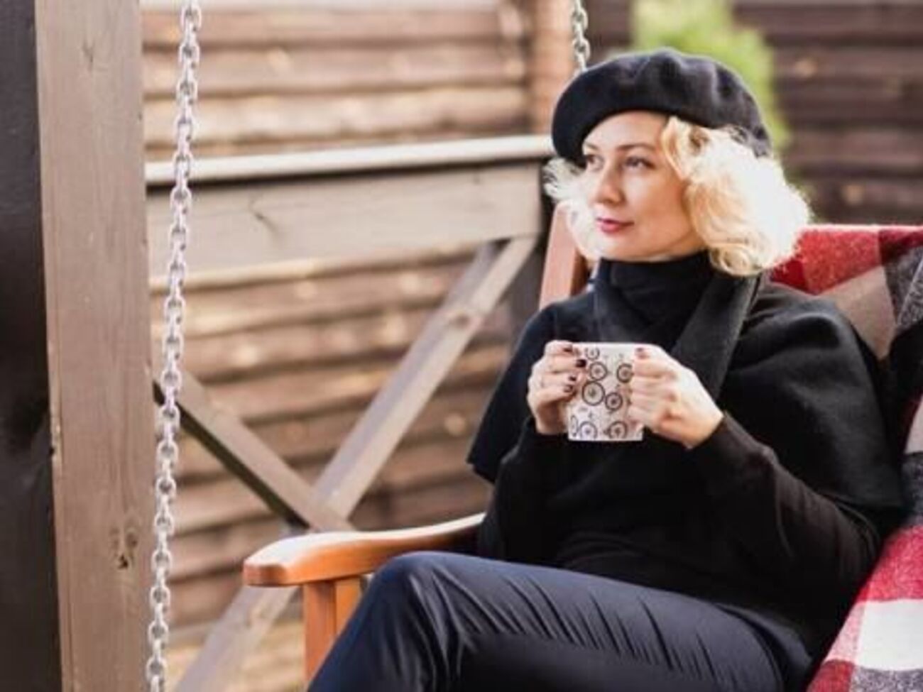 У 2002 році Монахова закінчила Миколаївський державний педагогічний університет імені Василя Сухомлинського