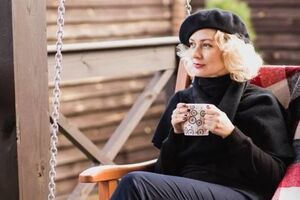 В 2002 году Монахова окончила Николаевский государственный педагогический университет имени Василия Сухомлинского