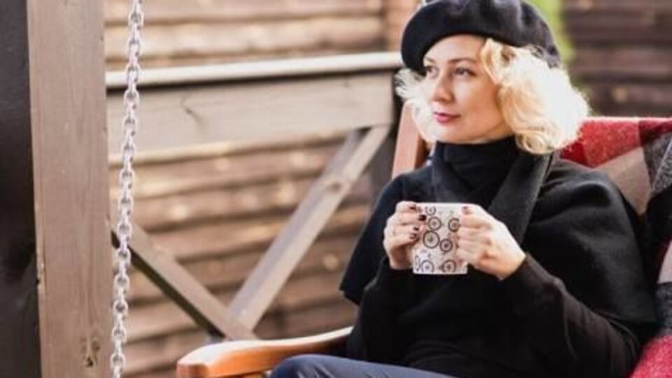 В 2002 году Монахова окончила Николаевский государственный педагогический университет имени Василия Сухомлинского