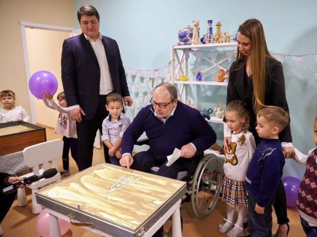 Кернес (на фото в центре) занимает должность мэра с 2010 года