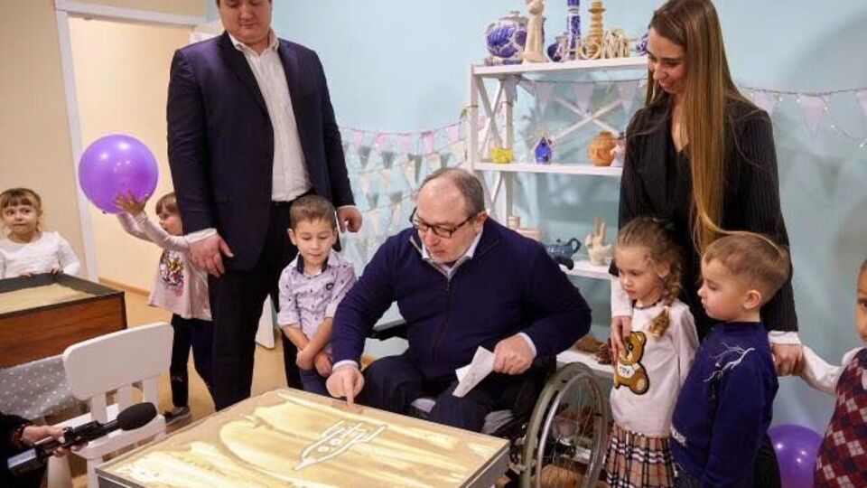 Кернес (на фото в центре) занимает должность мэра с 2010 года