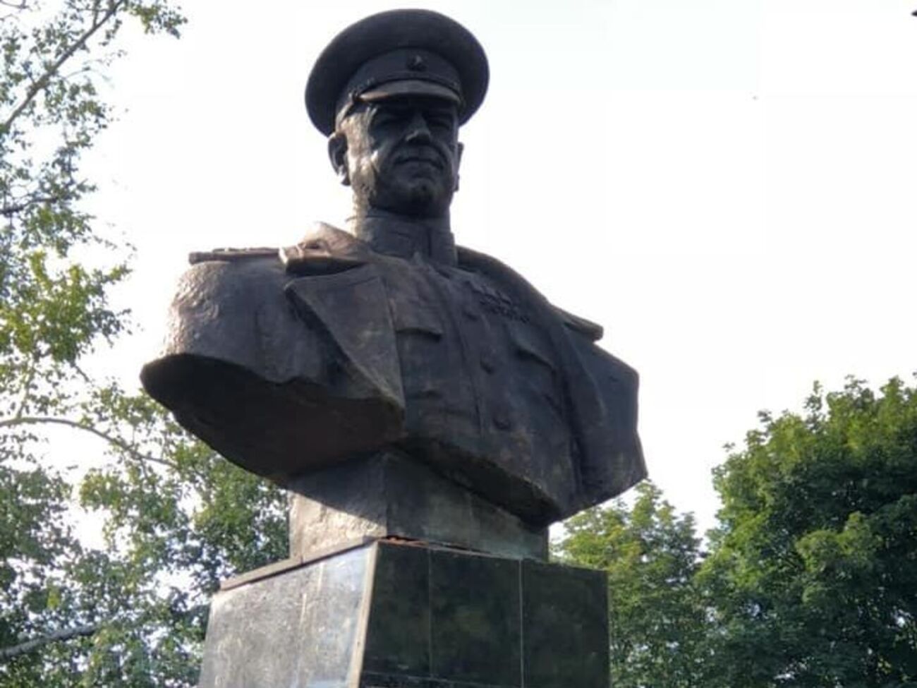 На проспекте остается бюст Жукова