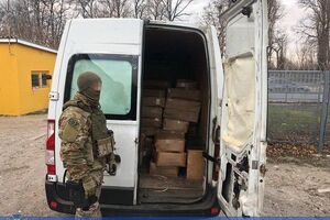 Правоохоронці затримали завантажені товаром автомобілі посередників під час чергового виїзду з однієї з колоній