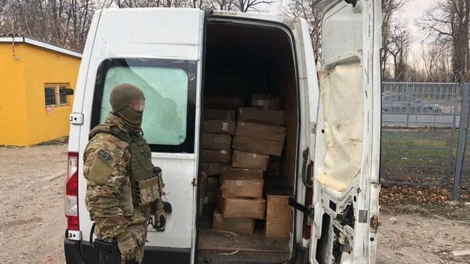 Правоохоронці затримали завантажені товаром автомобілі посередників під час чергового виїзду з однієї з колоній