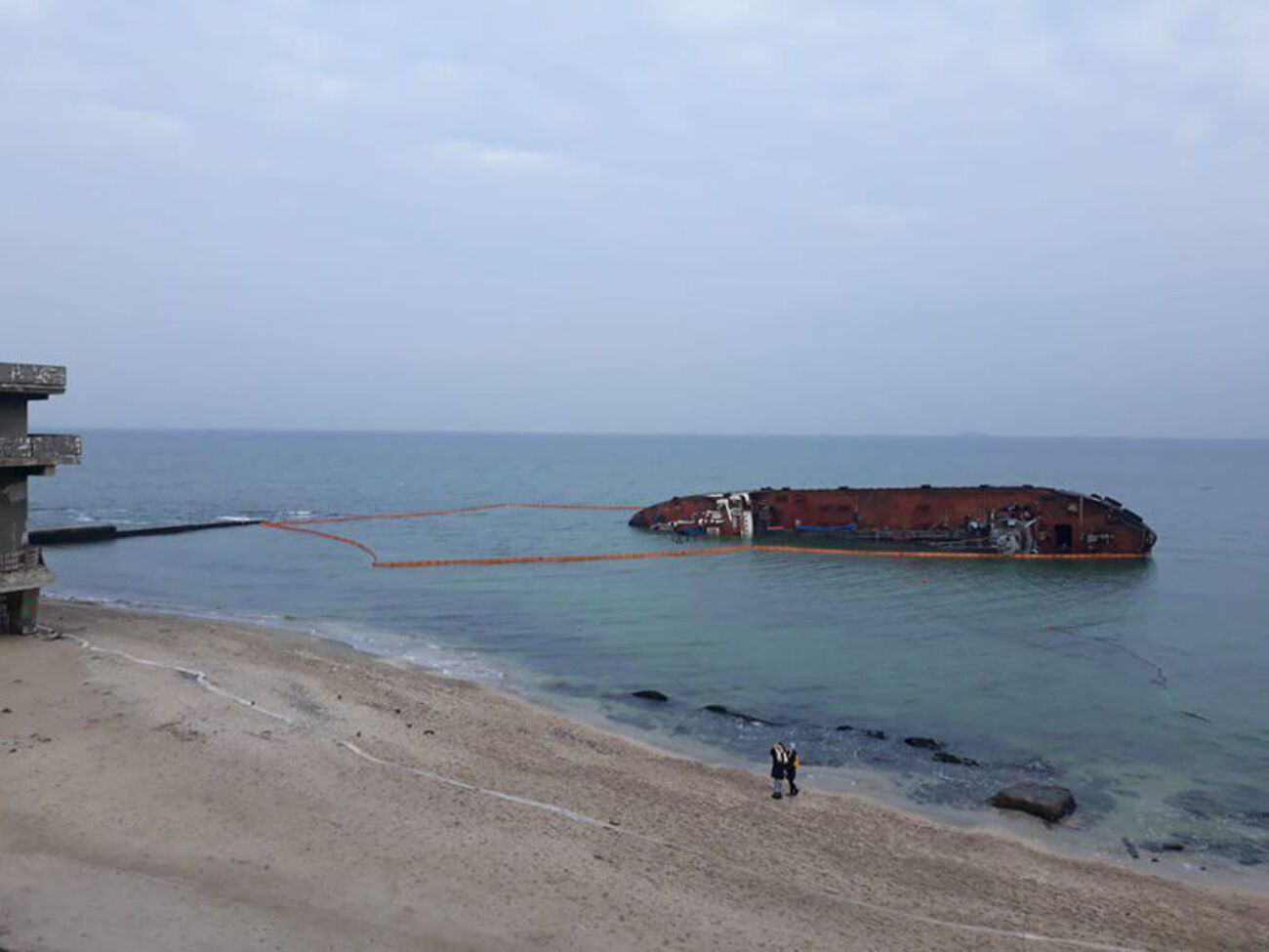 И.о. начальника администрации Одесского морского порта Денис Карпов сказал, что раньше установить заграждение вокруг танкера не удавалось из-за шторма