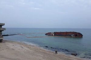 И.о. начальника администрации Одесского морского порта Денис Карпов сказал, что раньше установить заграждение вокруг танкера не удавалось из-за шторма